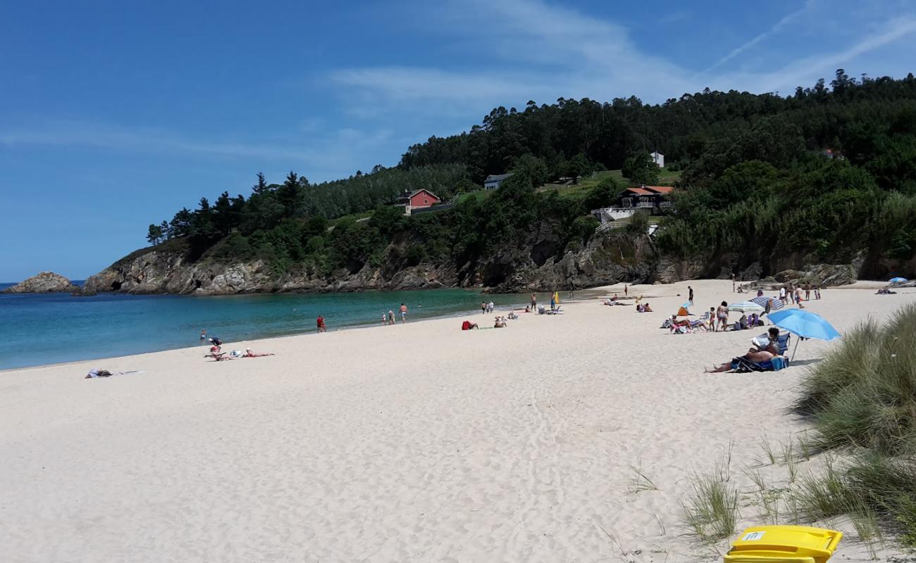 Praia de Area Longa'in fotoğrafı parlak kum yüzey ile