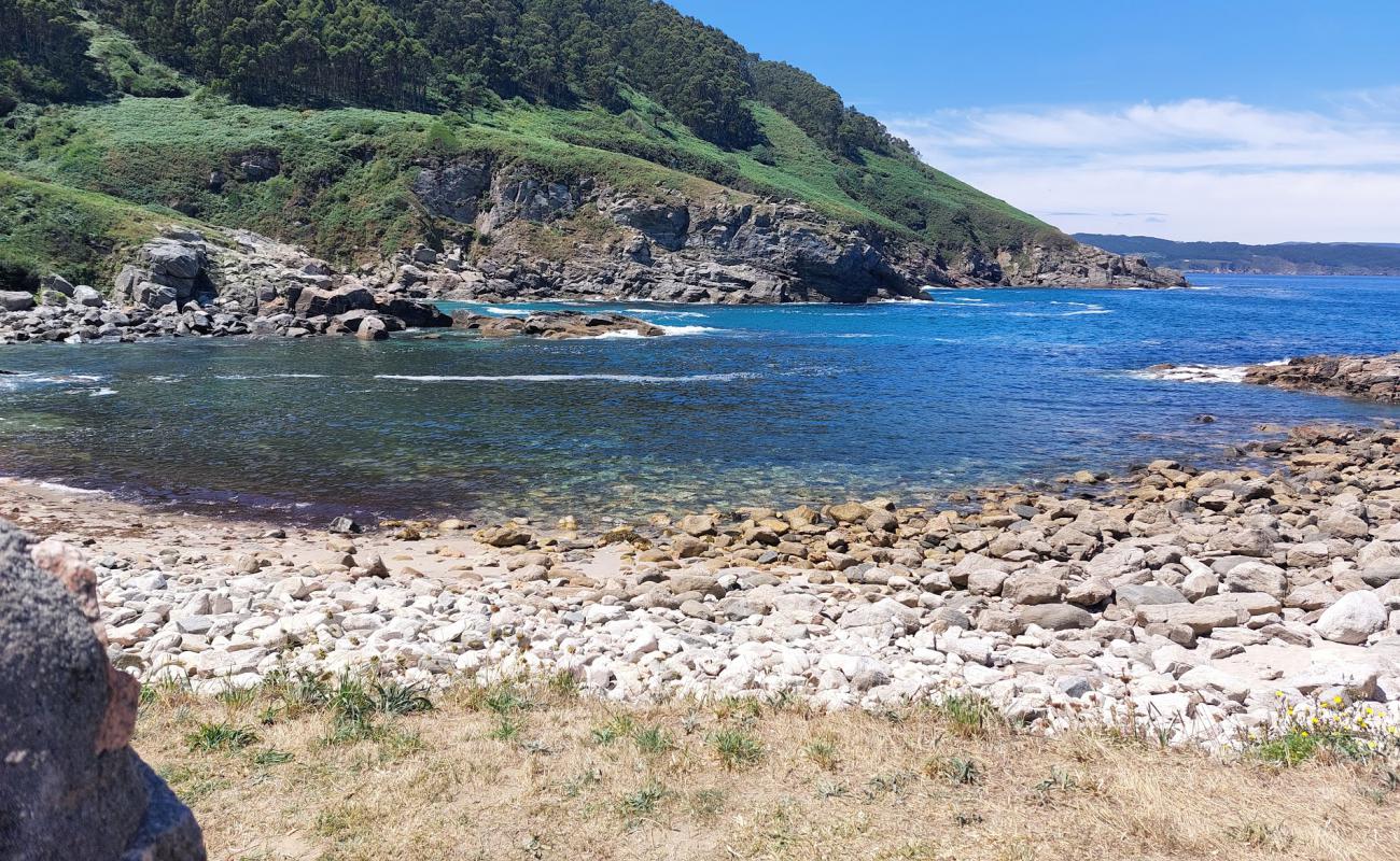 Praia de Portonovo'in fotoğrafı bej kum ve kayalar yüzey ile