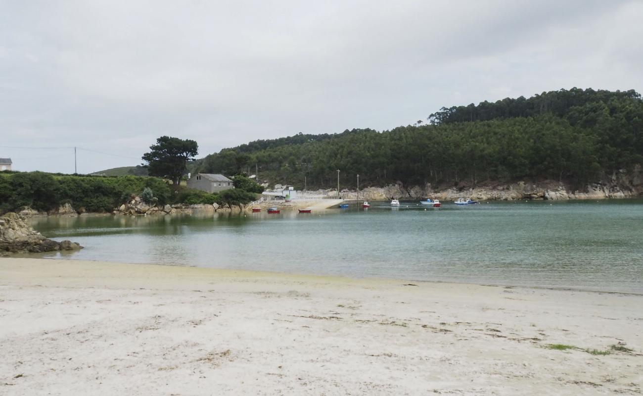 Praia de Portocelo'in fotoğrafı açık bej kum yüzey ile