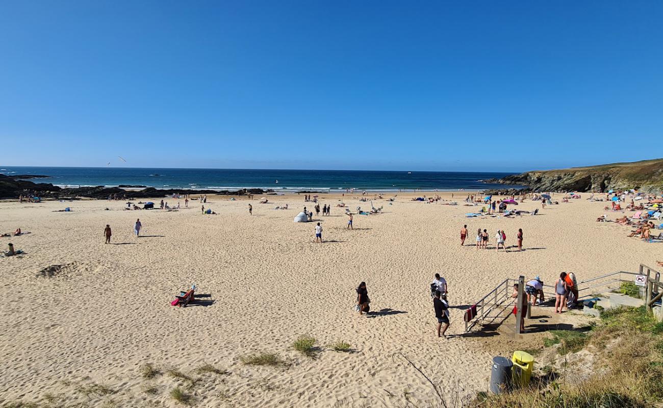 Playa de Serantes'in fotoğrafı açık bej kum yüzey ile