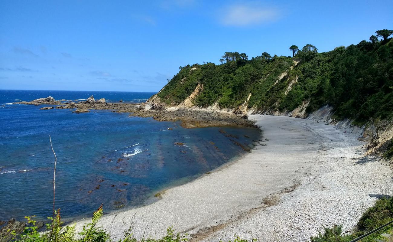 Playa de Castello'in fotoğrafı gri çakıl taşı yüzey ile