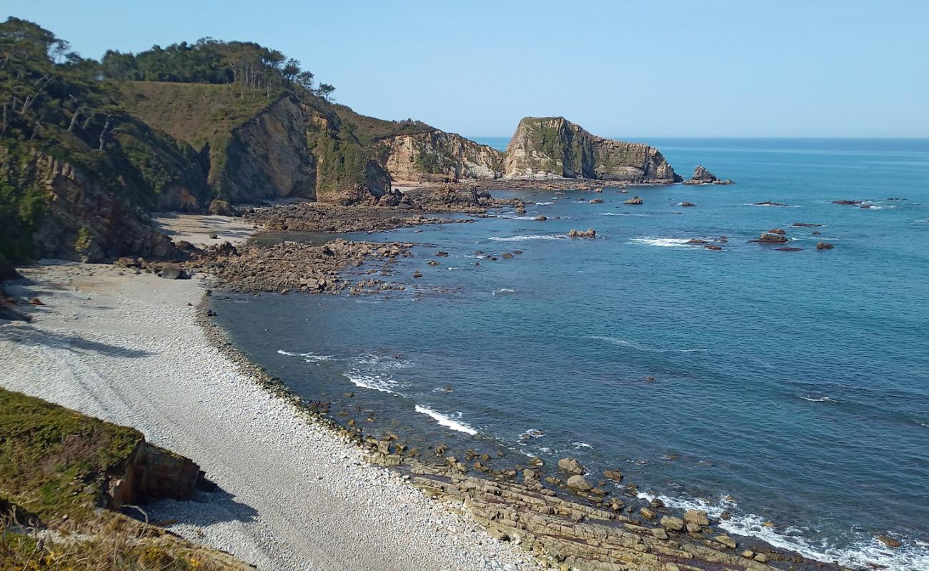 Playas de Armaza y El Barco'in fotoğrafı gri çakıl taşı yüzey ile