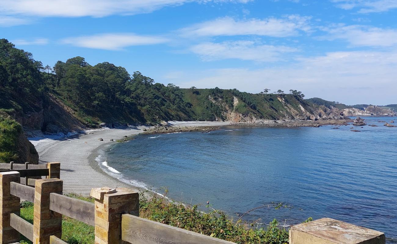Playa de Torbas'in fotoğrafı gri çakıl taşı yüzey ile