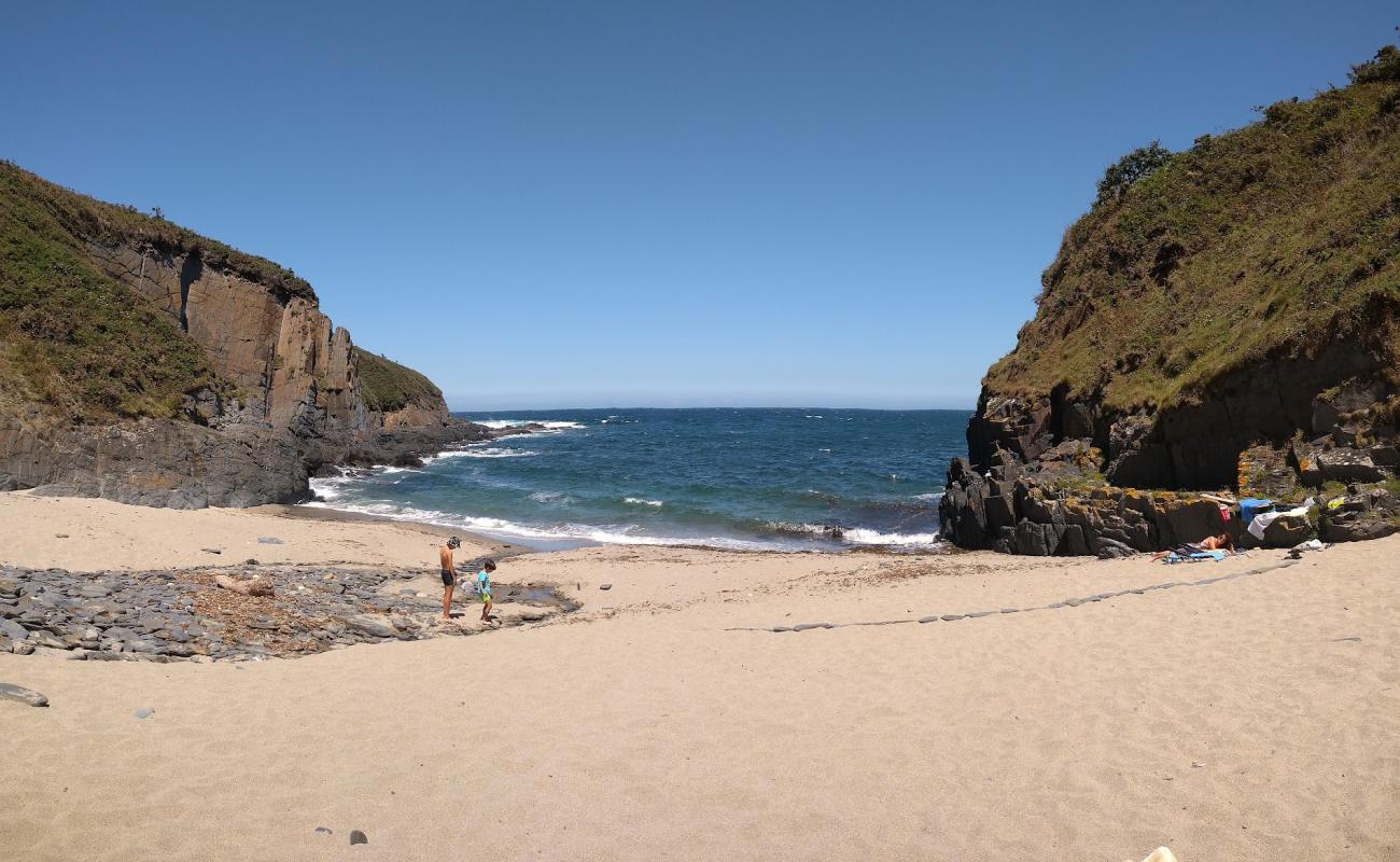 Playa de Coedo'in fotoğrafı açık bej kum yüzey ile