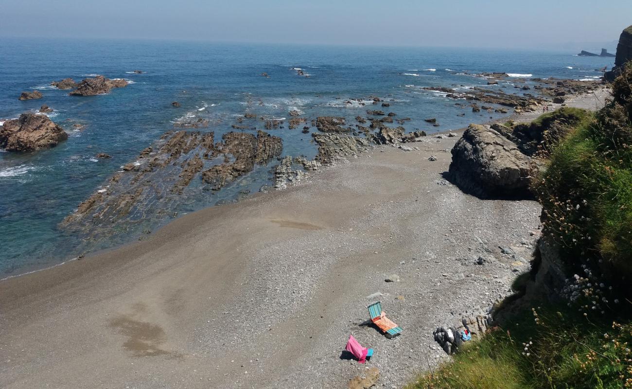 Playa de Campiechos'in fotoğrafı gri çakıl taşı yüzey ile