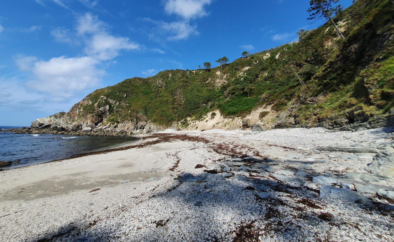 Playa de Ribera l'Ouca'in fotoğrafı küçük gri çakıllar yüzey ile