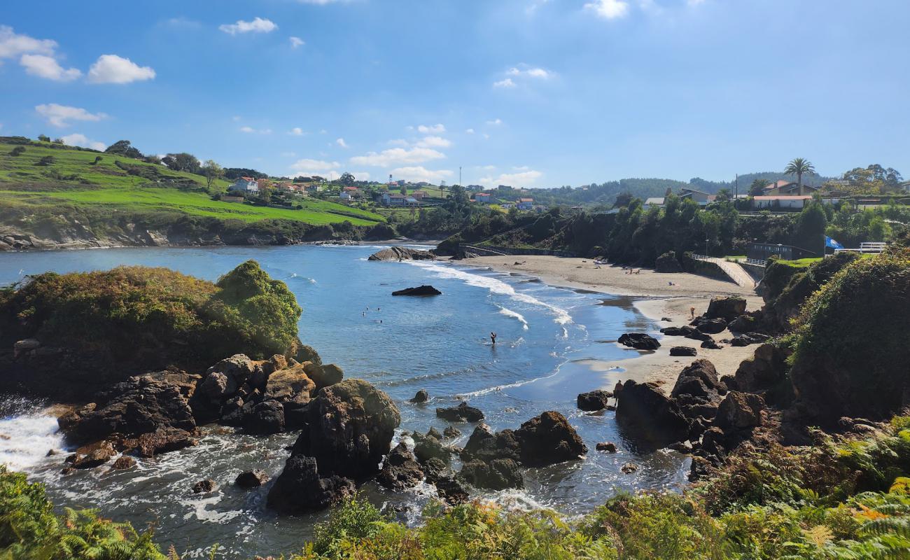 Playa de la Llada'in fotoğrafı gri kum yüzey ile