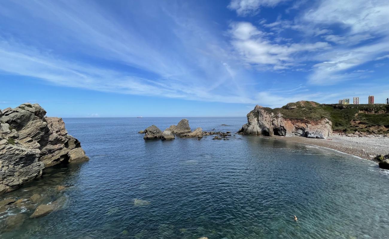 Playa de El Cuerno'in fotoğrafı gri çakıl taşı yüzey ile