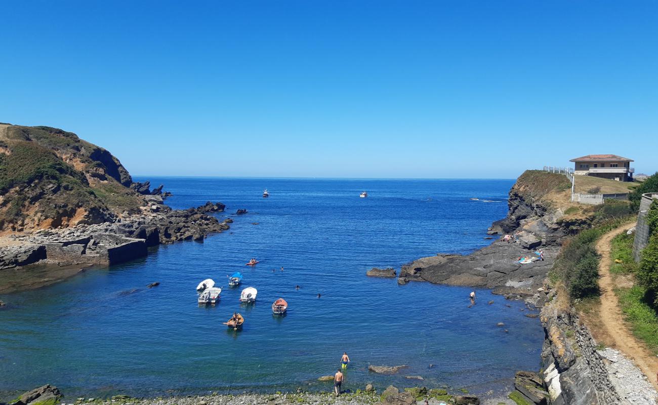 Playa de El Molin del Puerto'in fotoğrafı gri çakıl taşı yüzey ile