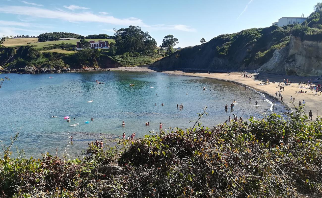 Playa de San Pedro de Antromero'in fotoğrafı açık bej kum yüzey ile