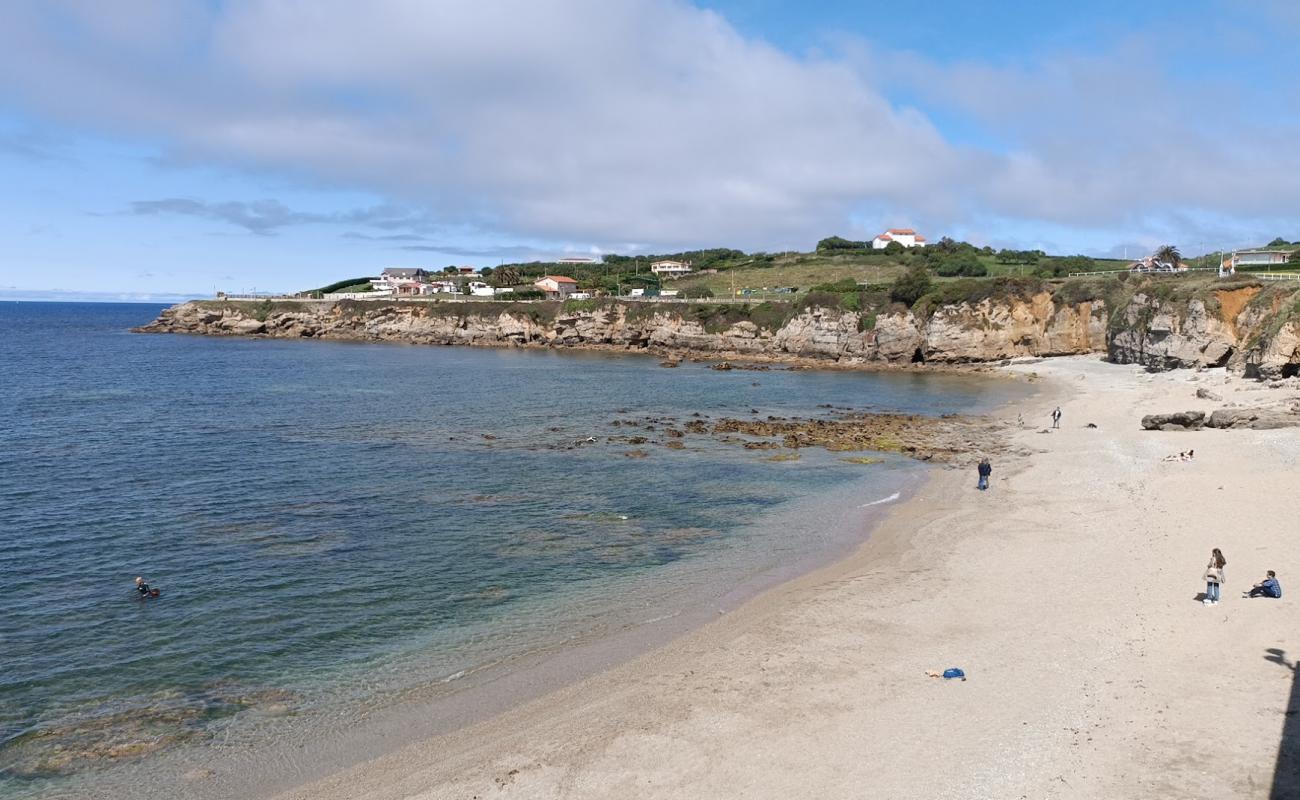 Playa del Cervigon'in fotoğrafı gri kum yüzey ile