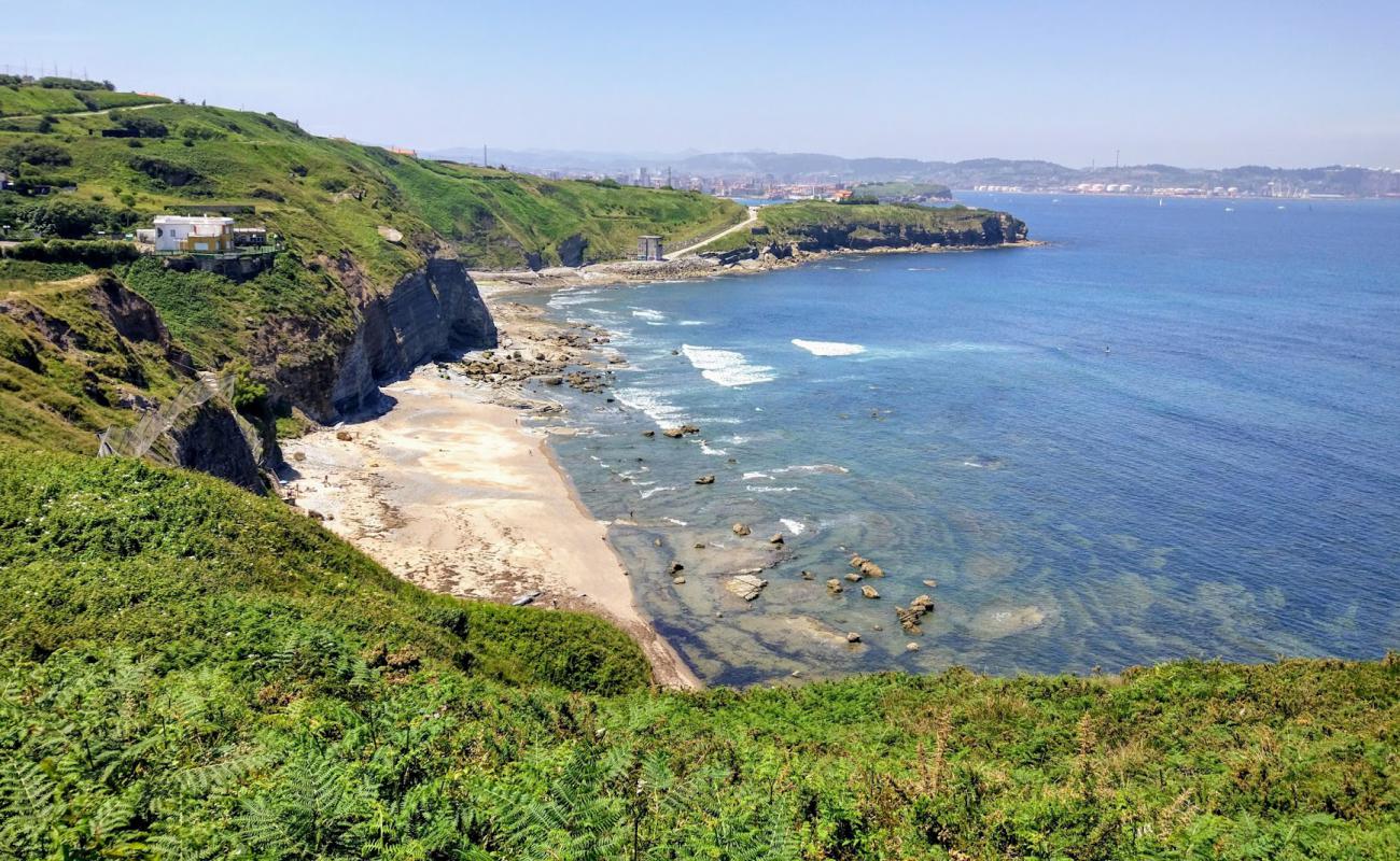Playa de Penarrubia'in fotoğrafı taşlı kum yüzey ile