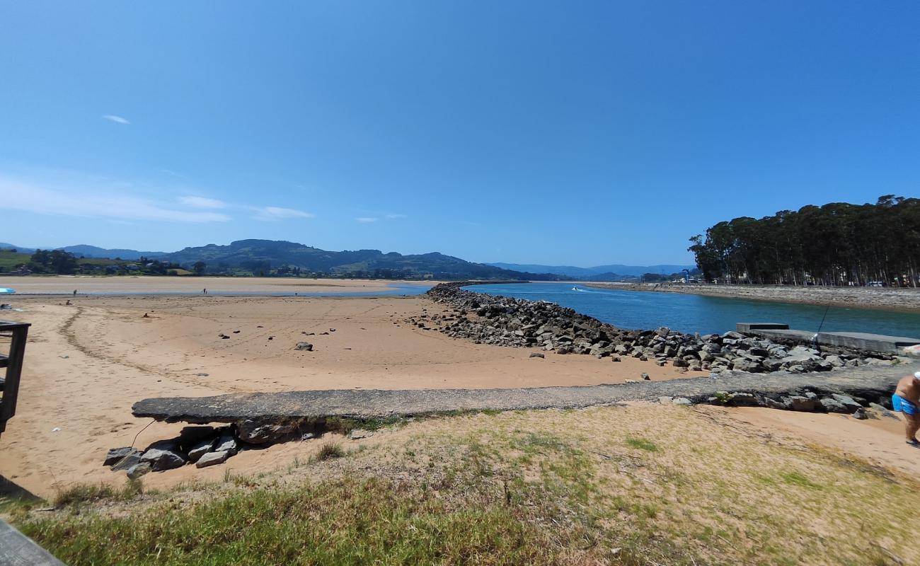 Playa de Misiego'in fotoğrafı parlak kum yüzey ile