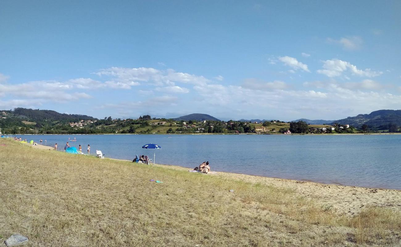 Playa de Rodiles'in fotoğrafı parlak kum yüzey ile