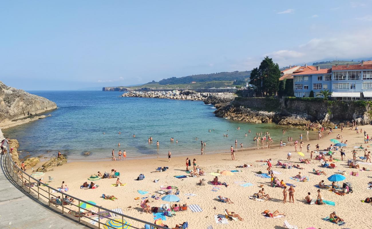 Playa de El Escanu'in fotoğrafı açık bej kum yüzey ile