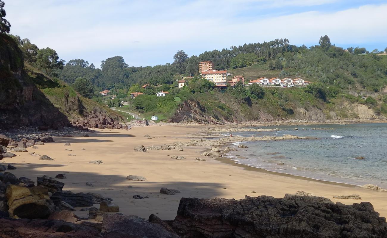 Playa de Lastres'in fotoğrafı parlak kum ve kayalar yüzey ile