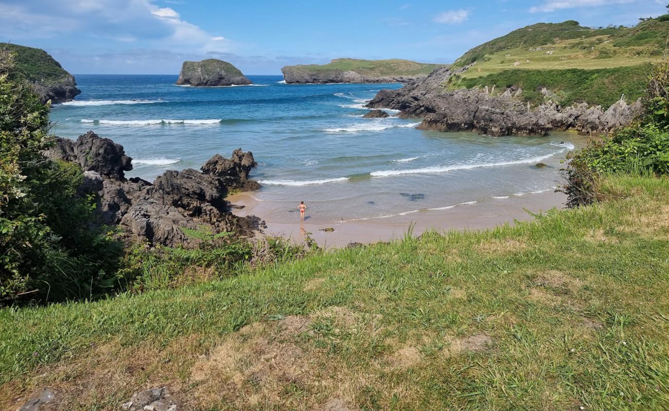 Playa de Sorraos'in fotoğrafı açık bej kum yüzey ile