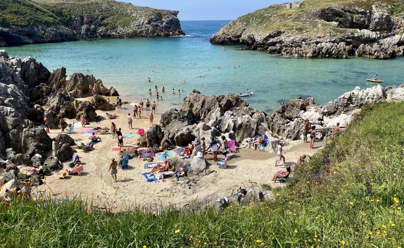 Playa de Cue'in fotoğrafı parlak kum yüzey ile