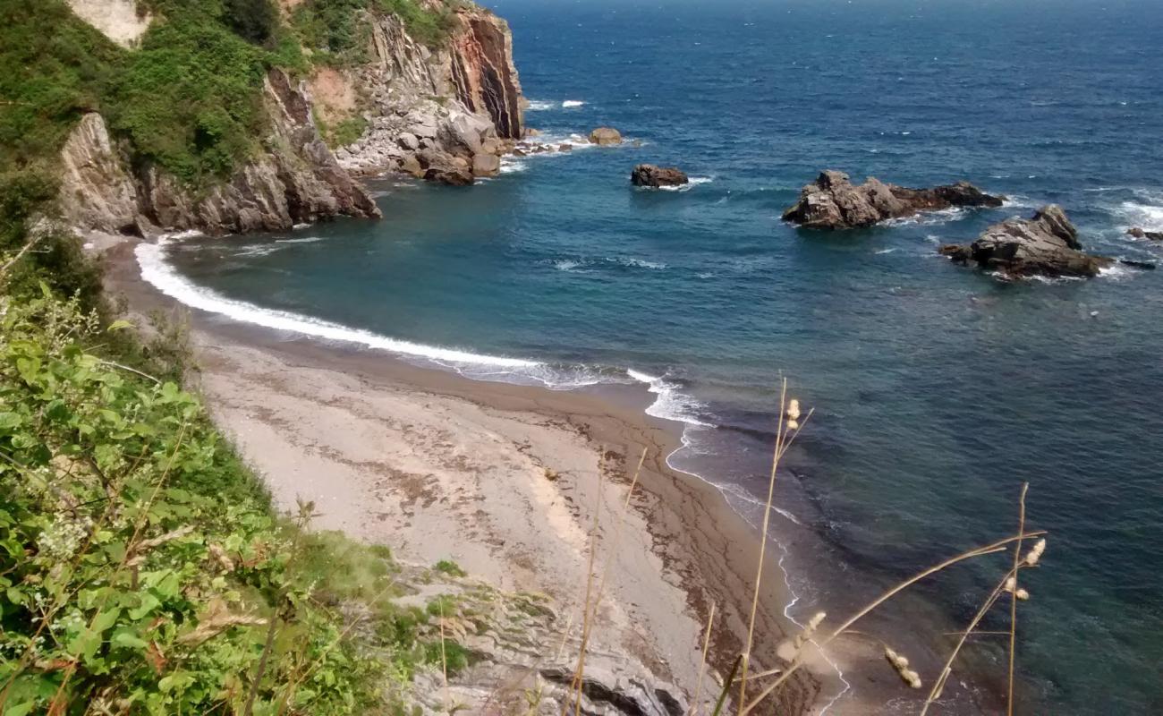 Playa de Pendueles'in fotoğrafı taşlı kum yüzey ile