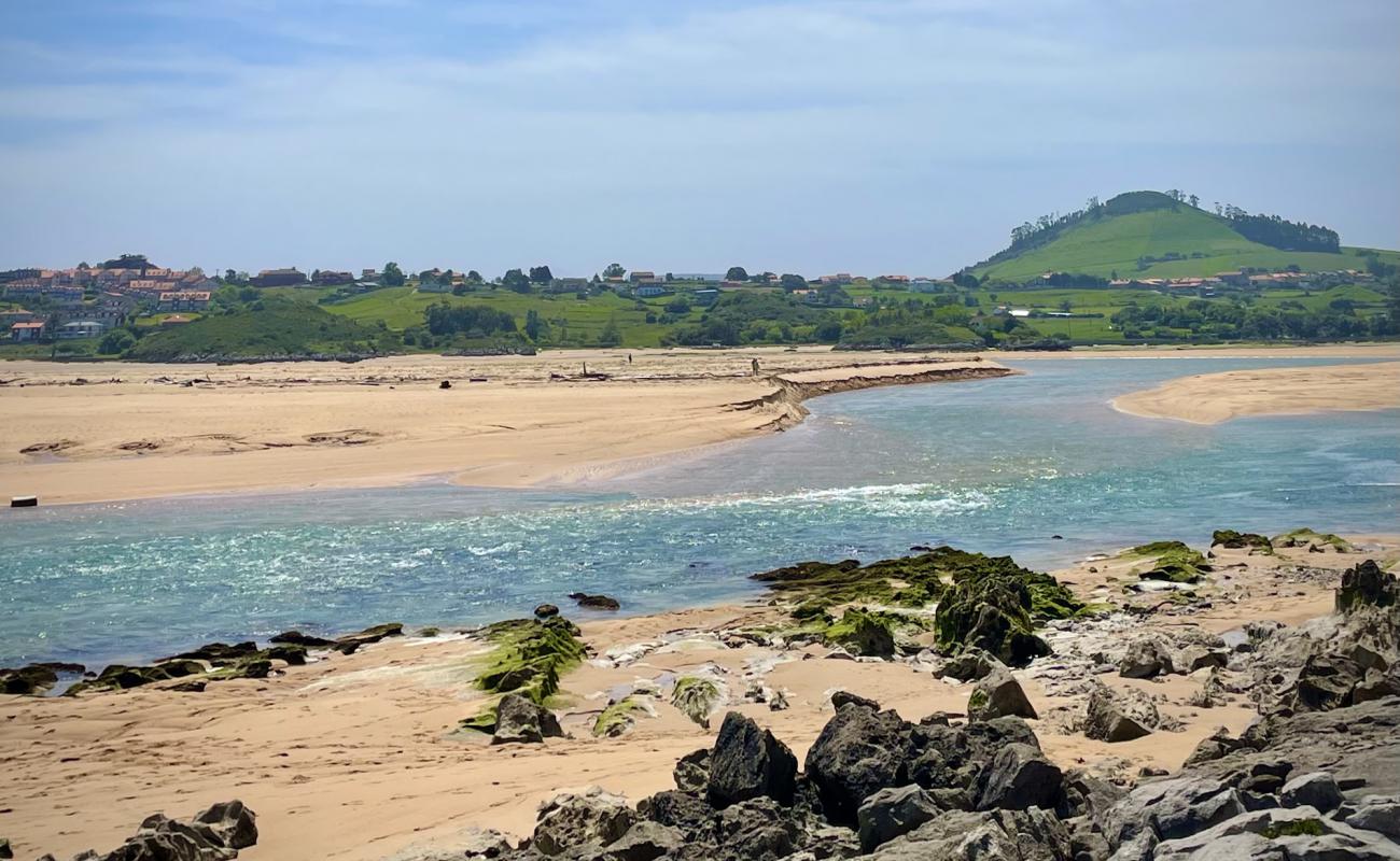 Playa de la Robayera'in fotoğrafı açık bej kum yüzey ile