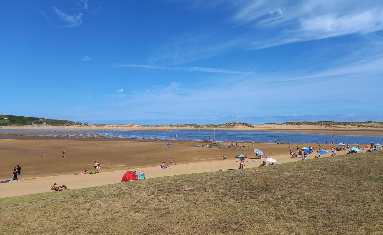 Playa de Usil'in fotoğrafı açık bej kum yüzey ile