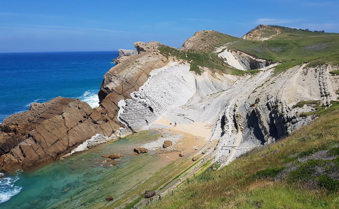 Playa Pedruquios'in fotoğrafı bej kum ve kayalar yüzey ile