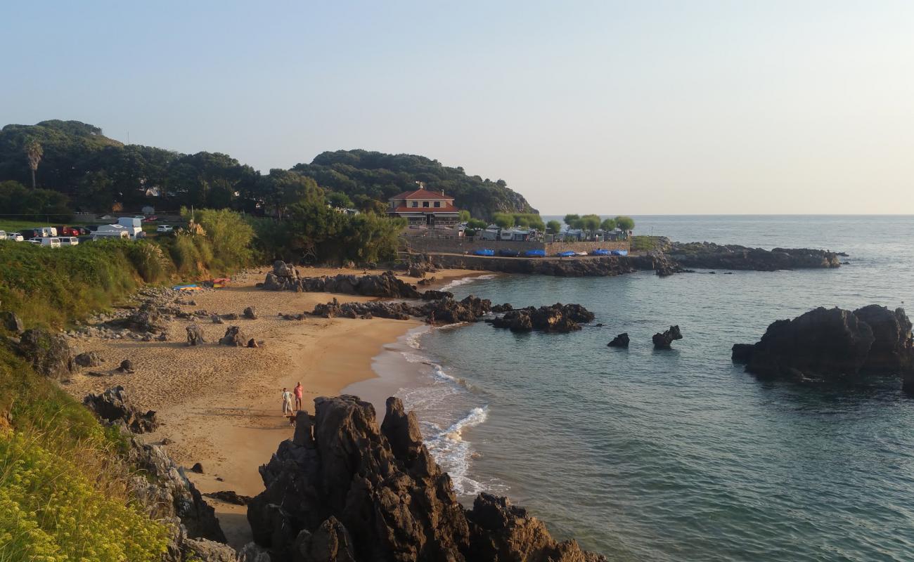 Playa de Quejo'in fotoğrafı açık bej kum yüzey ile