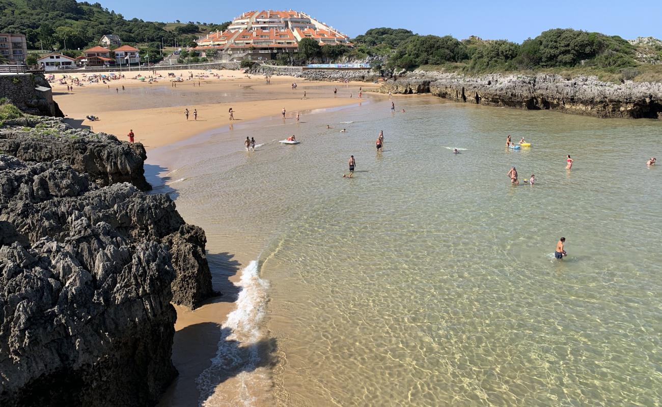 Playa de Los Barcos'in fotoğrafı açık bej kum yüzey ile