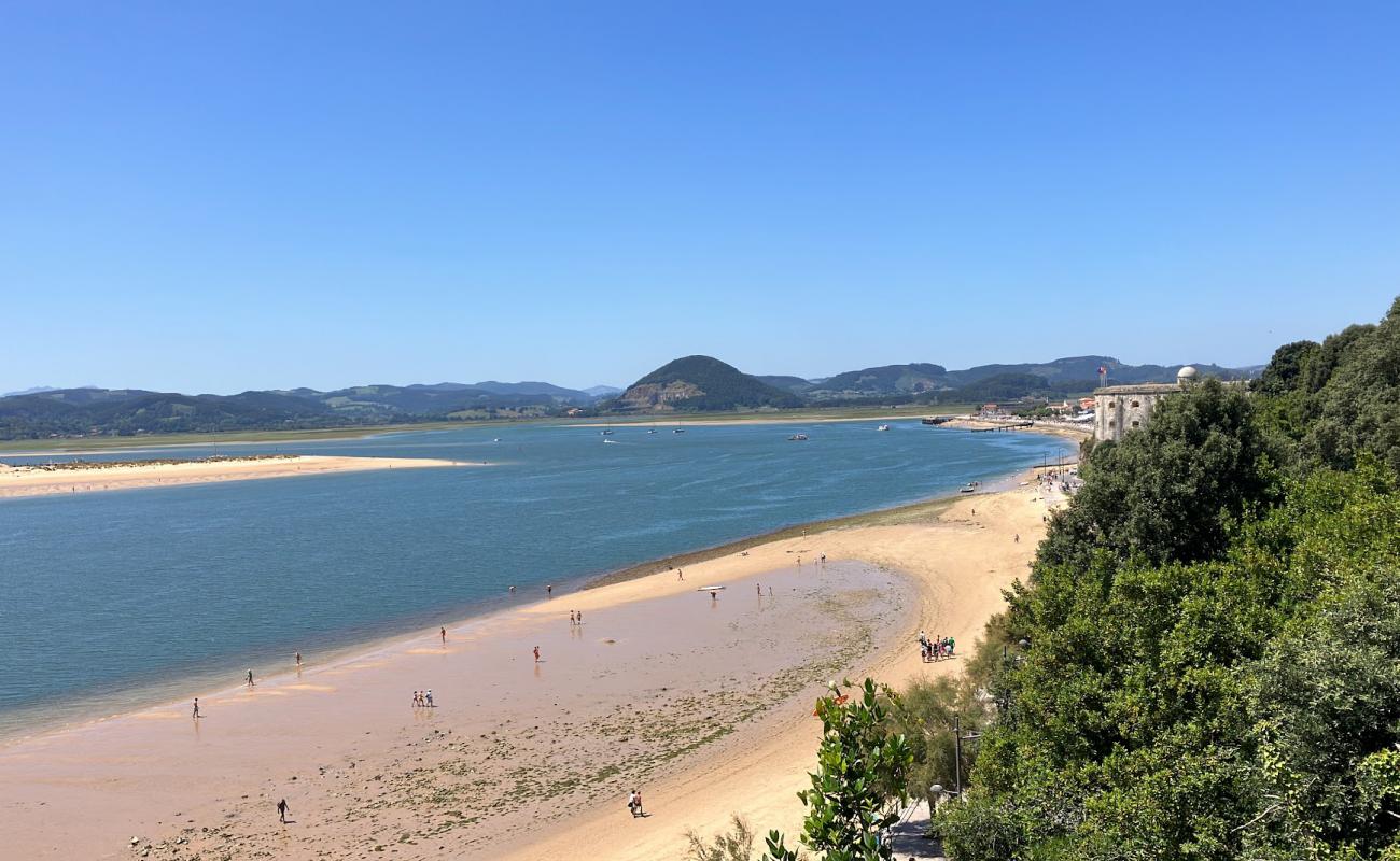 Playa de Santona'in fotoğrafı açık bej kum yüzey ile