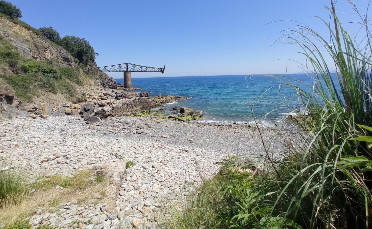 Cala de Miono'in fotoğrafı gri çakıl taşı yüzey ile