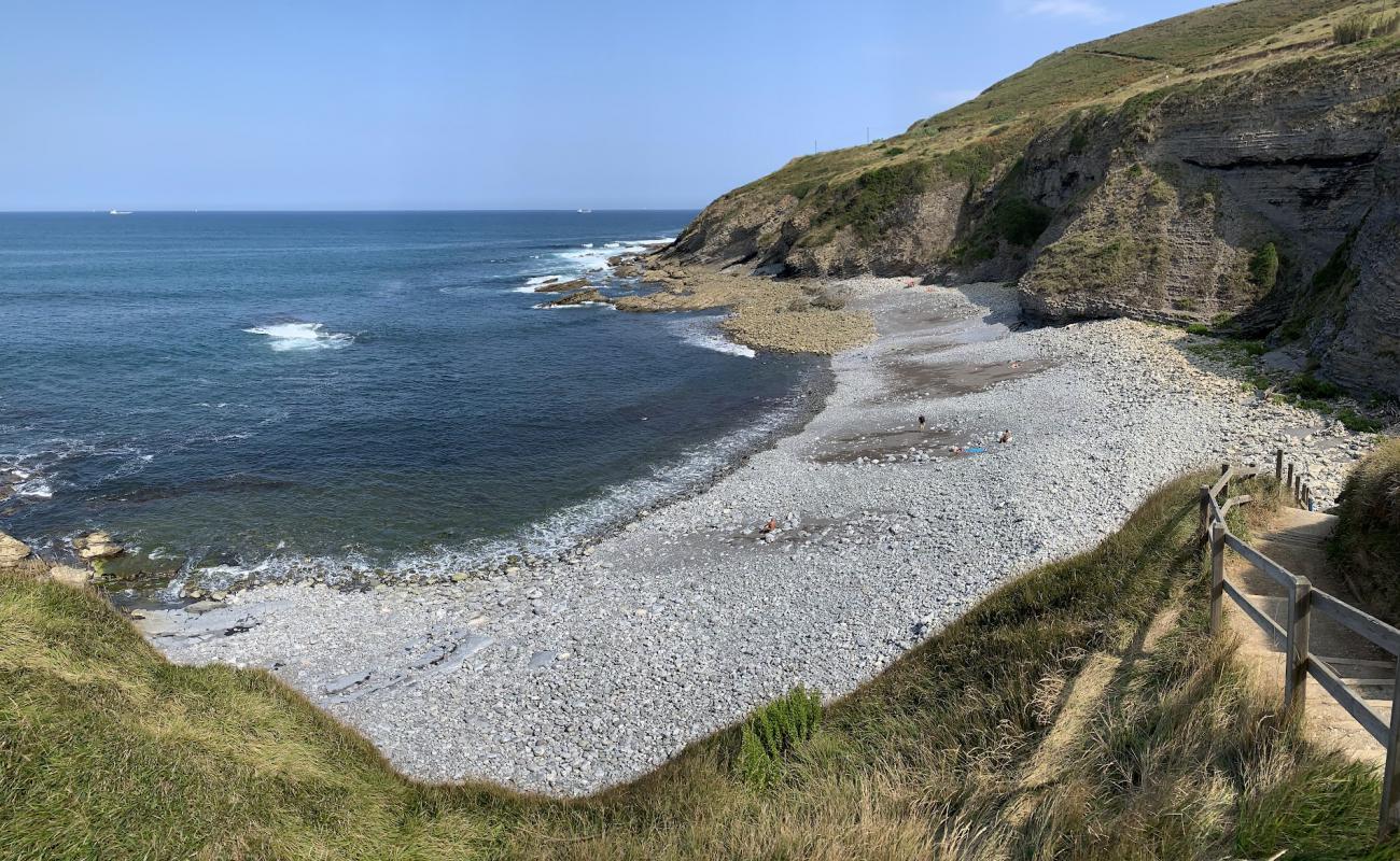 Playa del Lastron'in fotoğrafı gri çakıl taşı yüzey ile