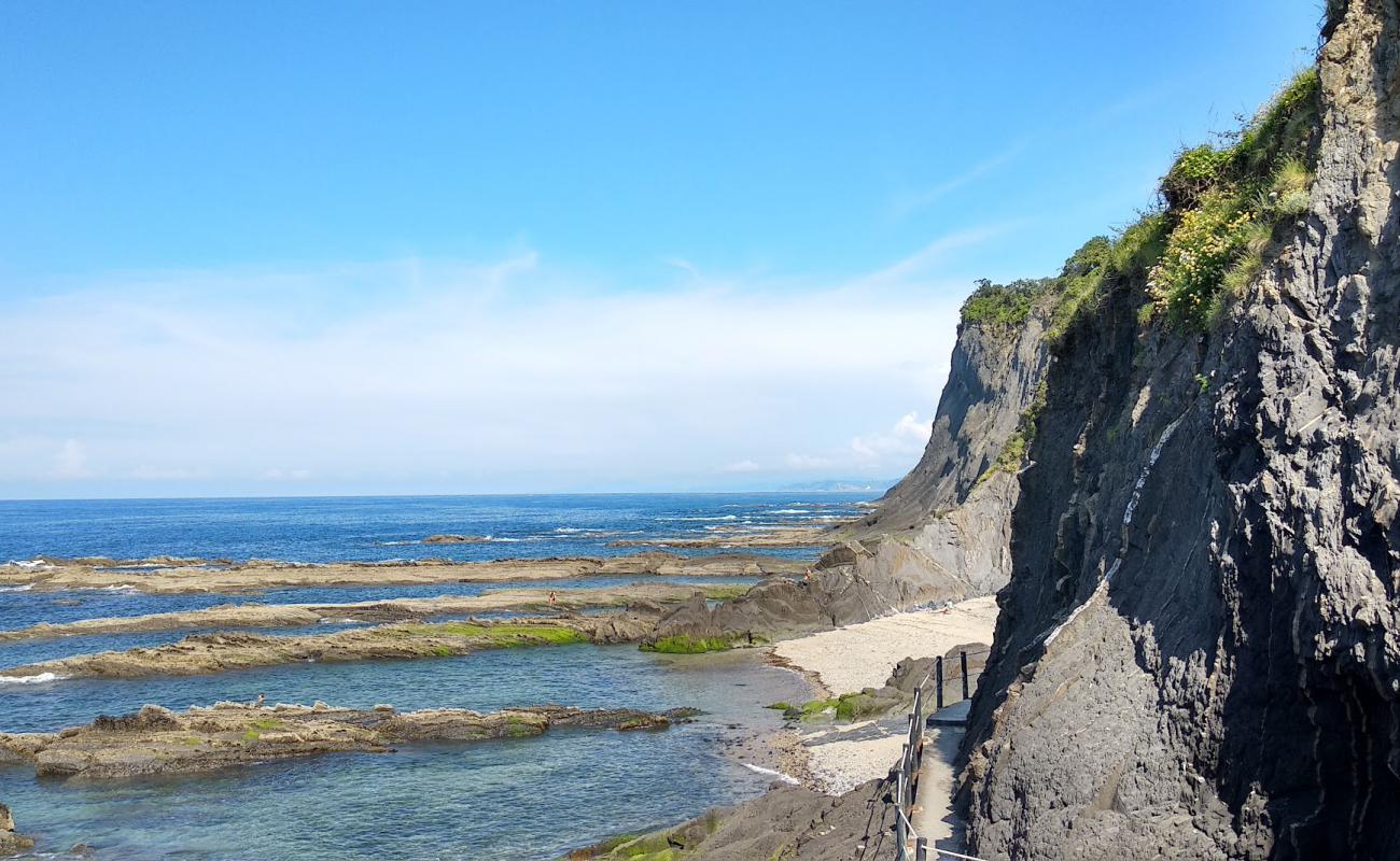 Playa Nudista Ondarroa'in fotoğrafı bej kum ve kayalar yüzey ile