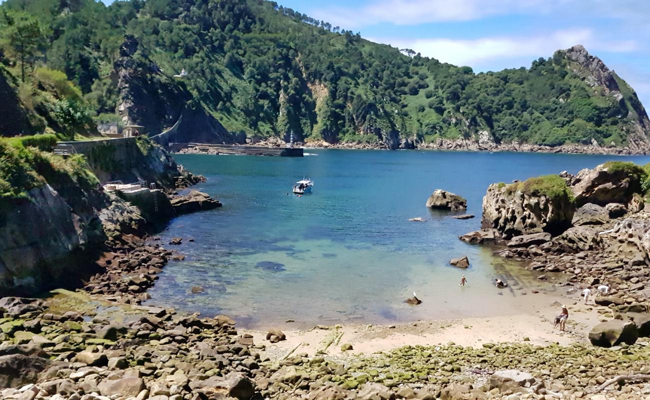 Playa de Kalaburtza'in fotoğrafı kayalık arazi yüzey ile