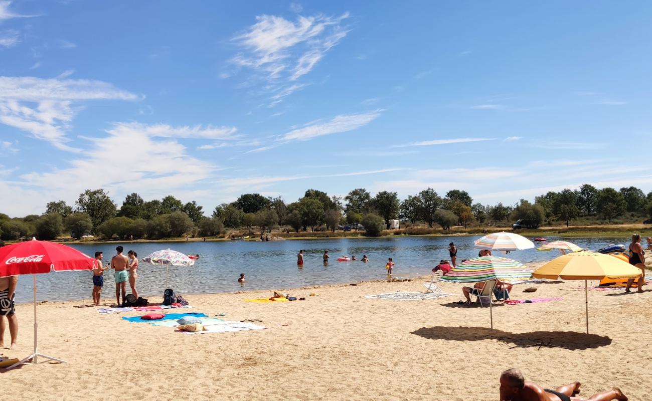 Playa Embalse de Valparaiso'in fotoğrafı açık bej kum yüzey ile