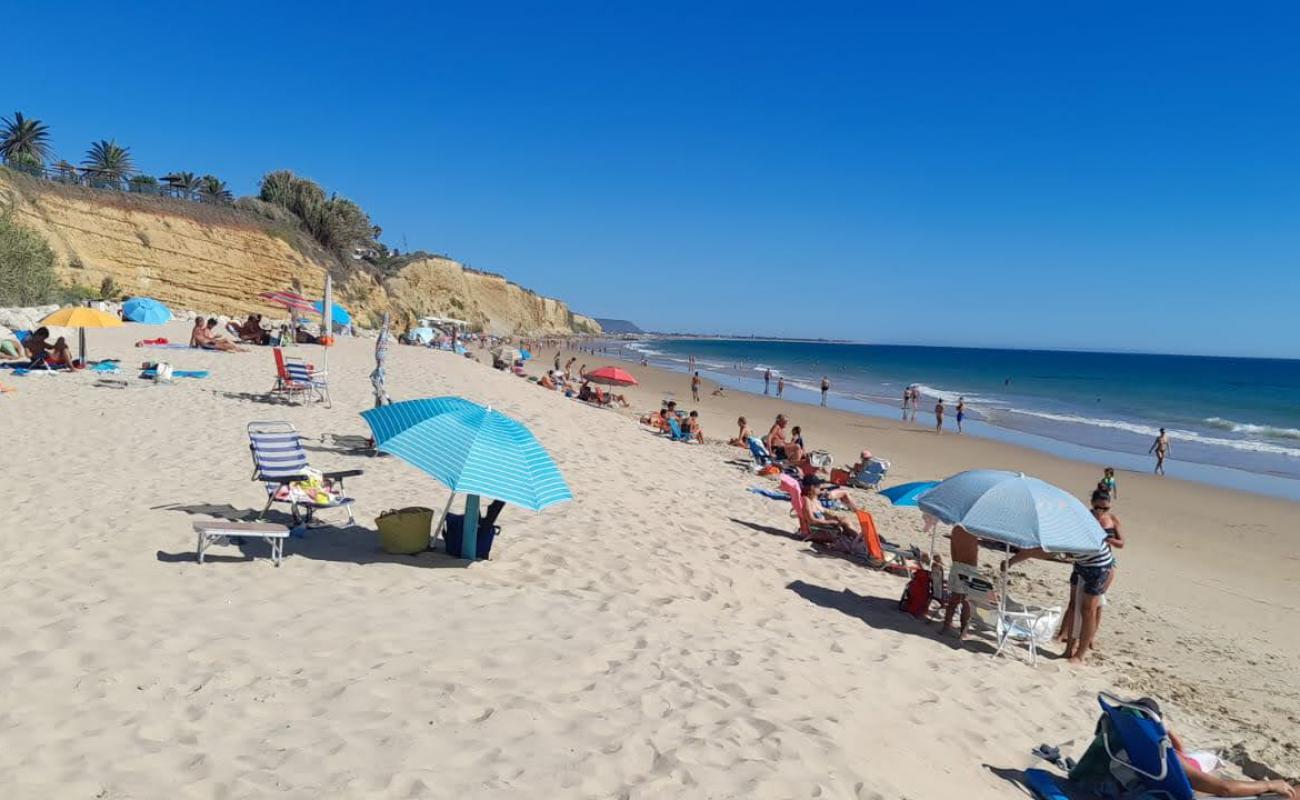 Playa Fuente del Gallo'in fotoğrafı parlak kum yüzey ile