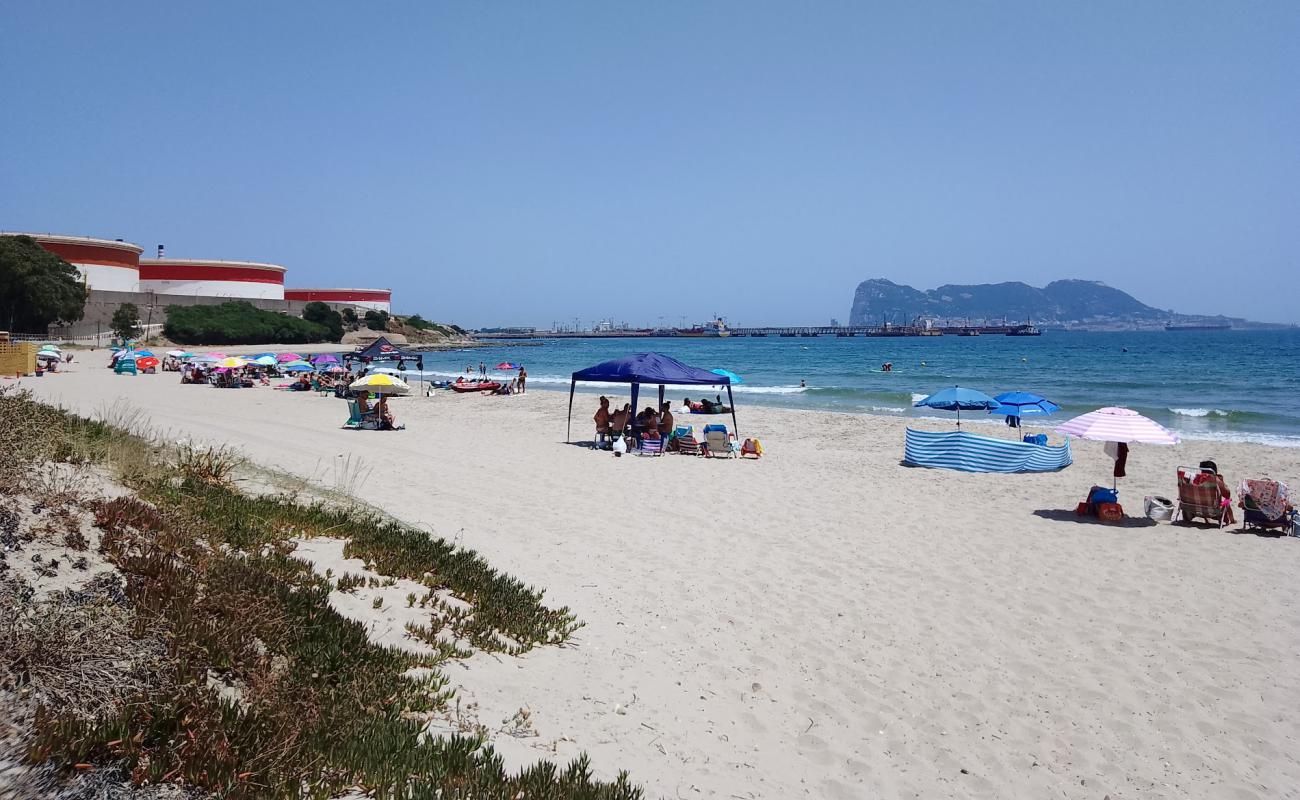 Playa de Guadarranque'in fotoğrafı açık bej kum yüzey ile