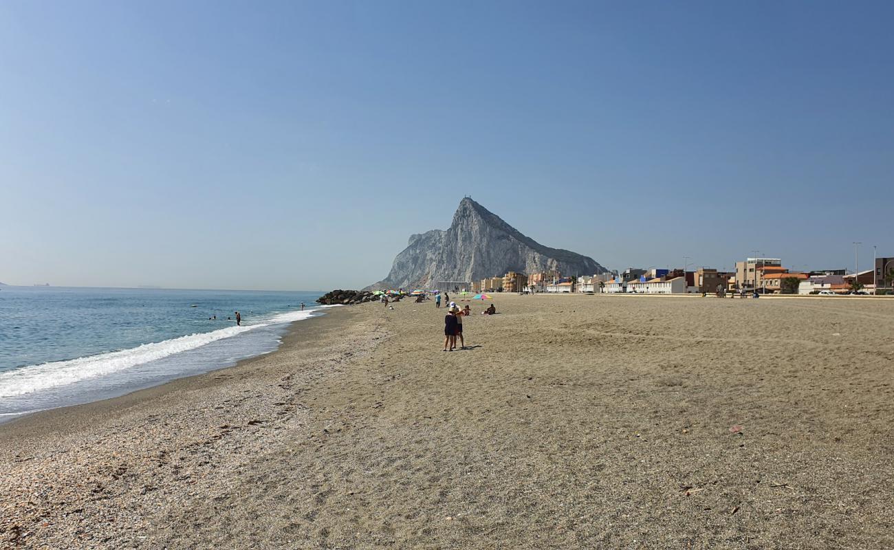 Playa de la Atunara'in fotoğrafı küçük gri çakıllar yüzey ile