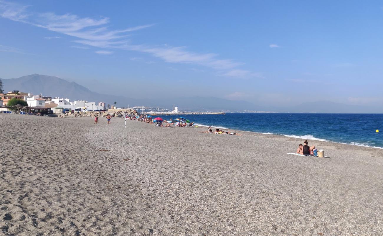 Playa de la Duquesa'in fotoğrafı küçük gri çakıllar yüzey ile
