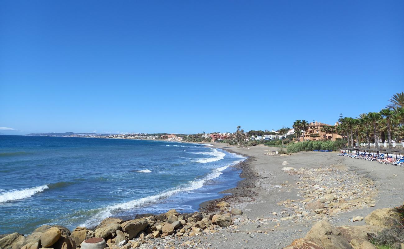 Playa de Guadalobon'in fotoğrafı gri kum ve çakıllar yüzey ile