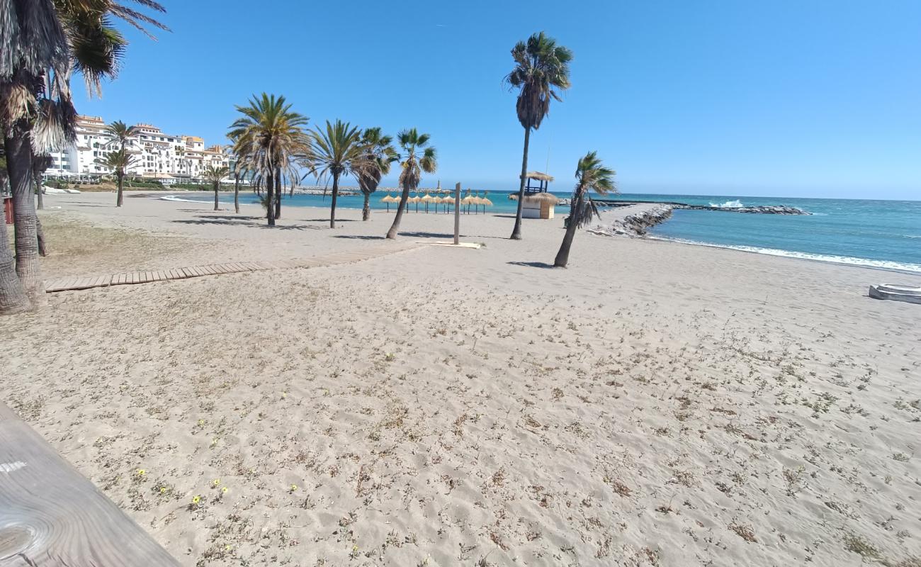 Playa del Duque'in fotoğrafı parlak kum yüzey ile