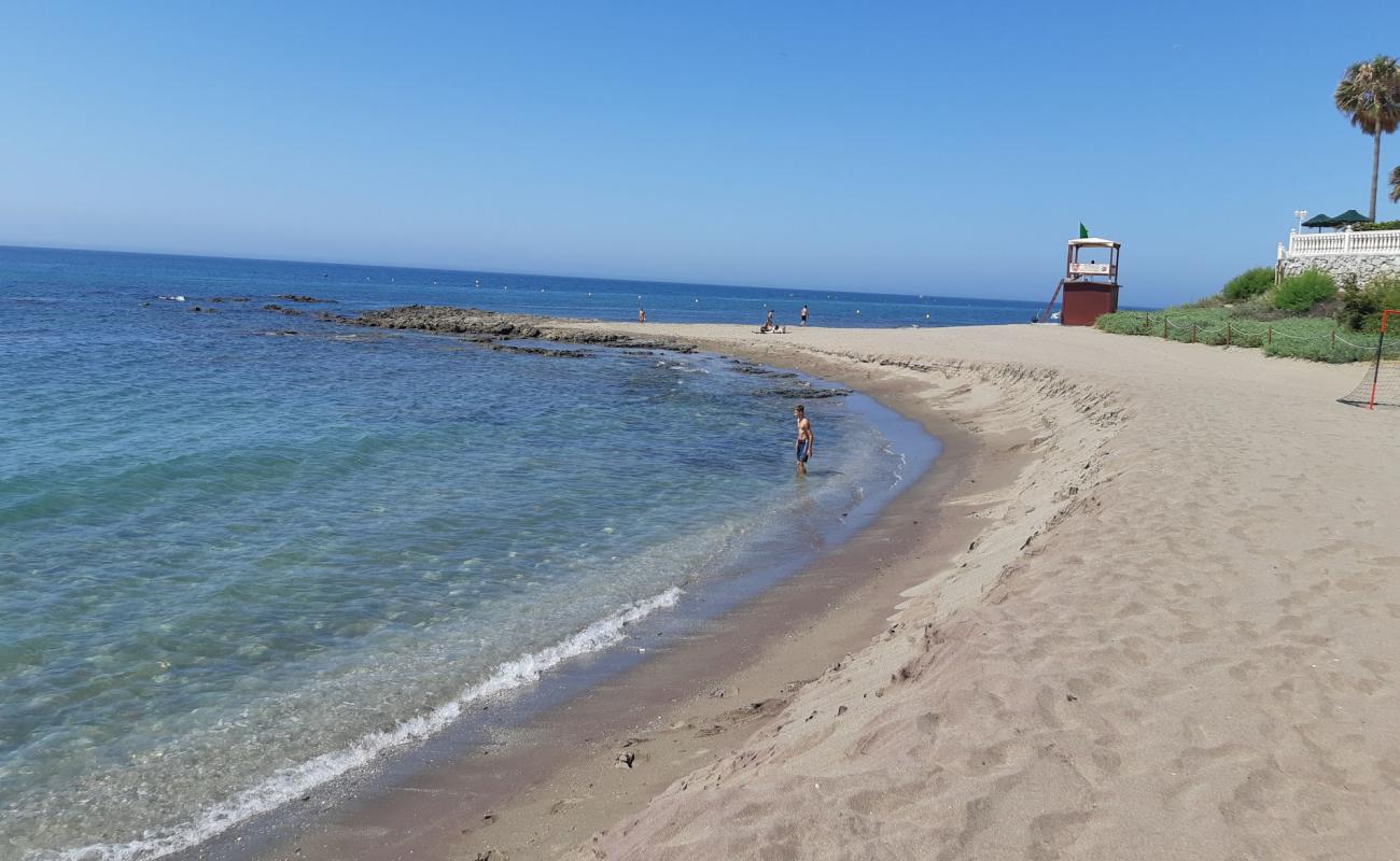 Playa del Chaparral'in fotoğrafı gri kum yüzey ile