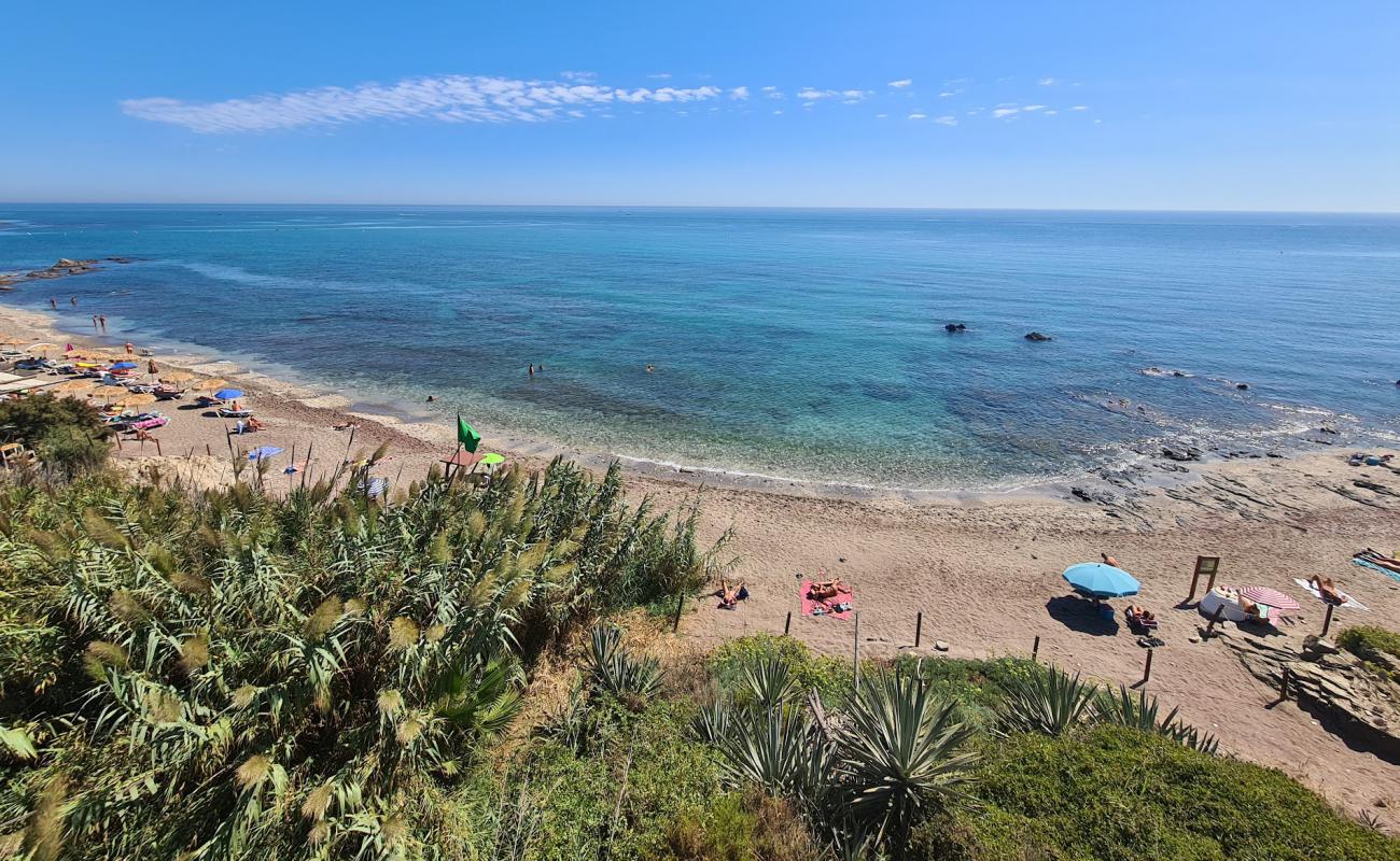 Playa Naturista de Playamarina'in fotoğrafı gri kum ve çakıl yüzey ile