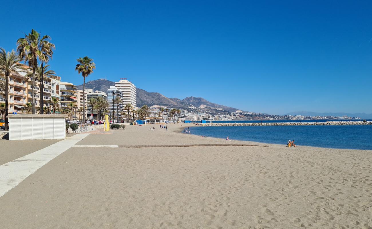 Playa de los Boliches'in fotoğrafı parlak kum yüzey ile