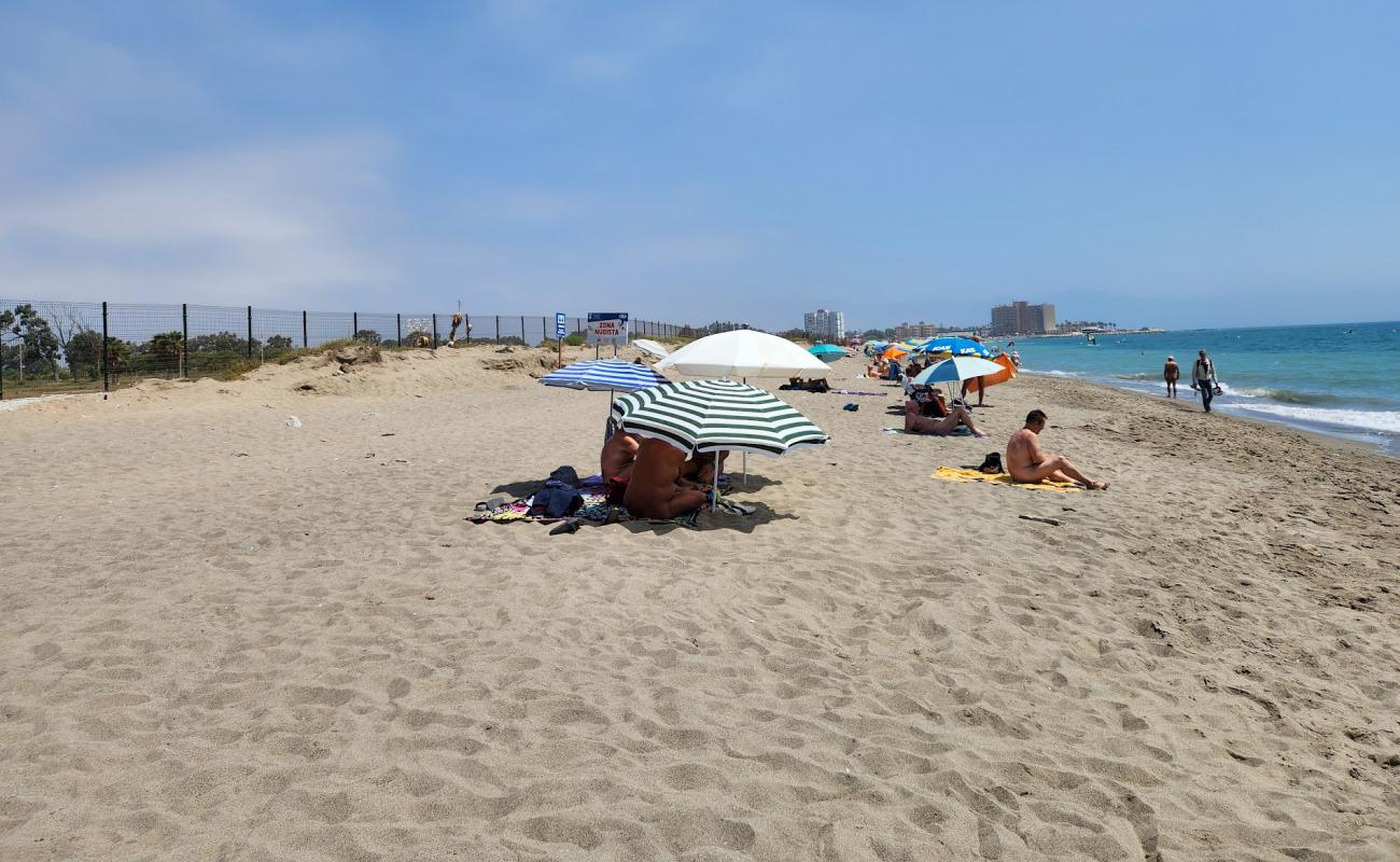 Playa nudista Guadalmar'in fotoğrafı gri kum yüzey ile