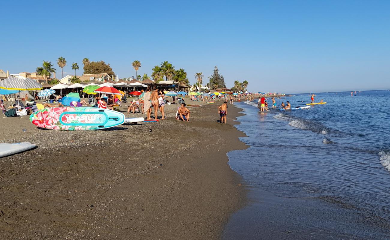 Playa de Torre de Benagalbon'in fotoğrafı gri kum yüzey ile