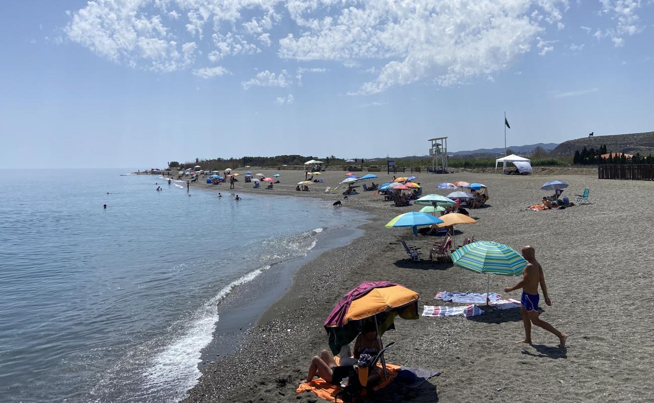 Playa Perros Torre del Mar'in fotoğrafı küçük gri çakıllar yüzey ile
