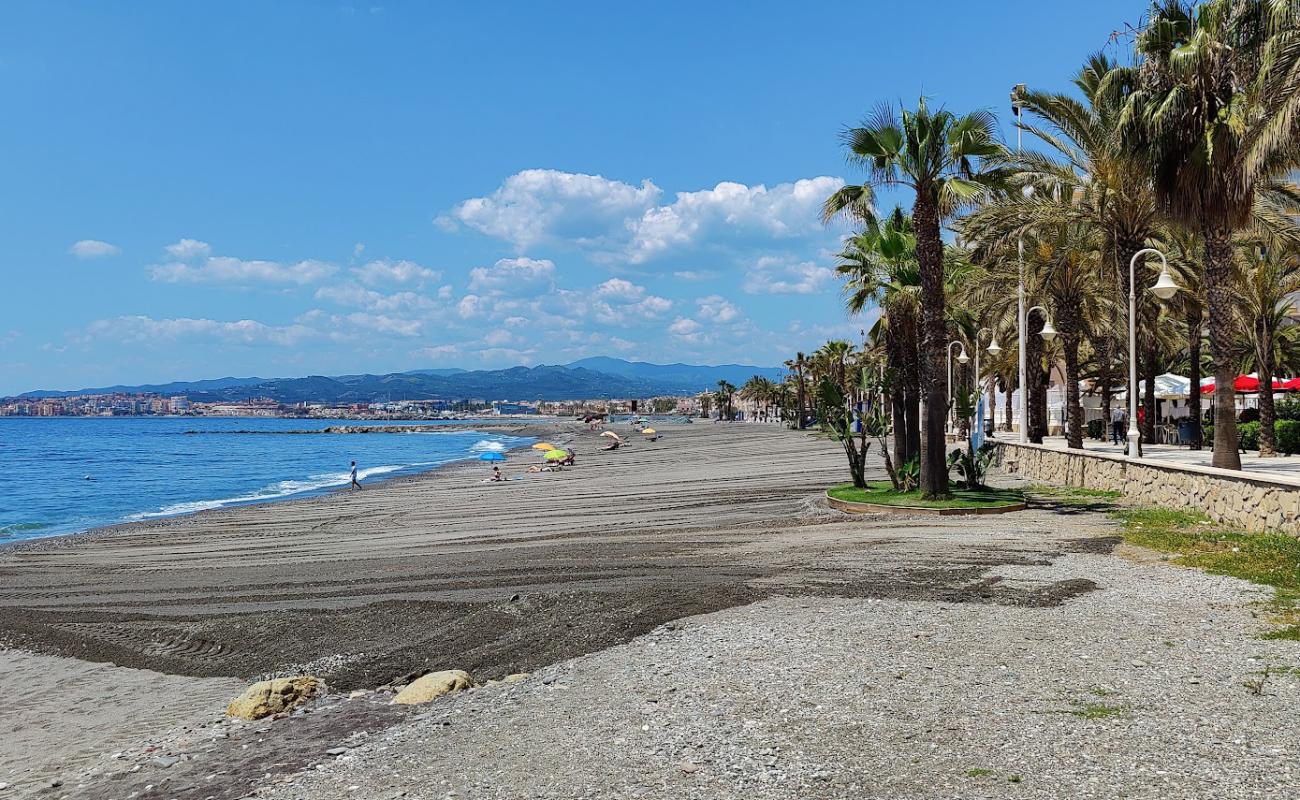 Playa de Algarrobo Costa'in fotoğrafı gri ince çakıl taş yüzey ile