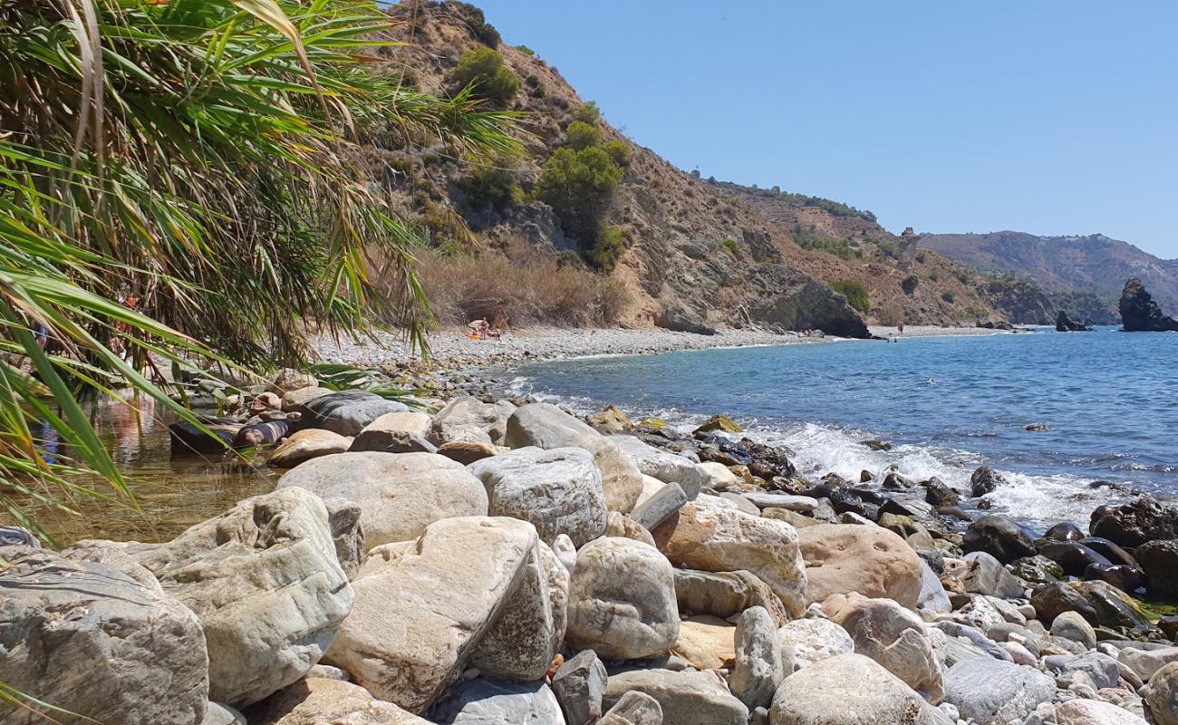 Playa del Molino de Papel'in fotoğrafı gri çakıl taşı yüzey ile