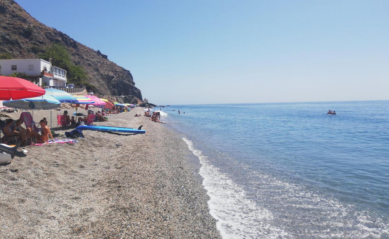 Playa De El Lance'in fotoğrafı küçük gri çakıllar yüzey ile