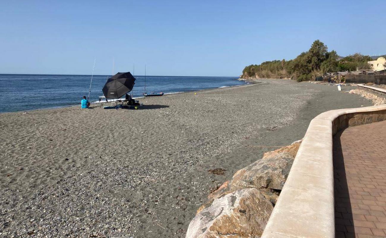 Playa Castillo de Banos'in fotoğrafı küçük gri çakıllar yüzey ile